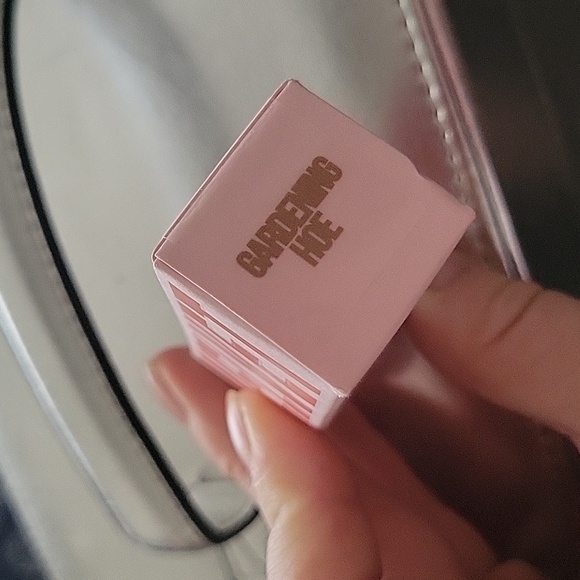 Jeffree Star Velvet Trap Lipstick in GARDENING *** - Picture 2 of 6